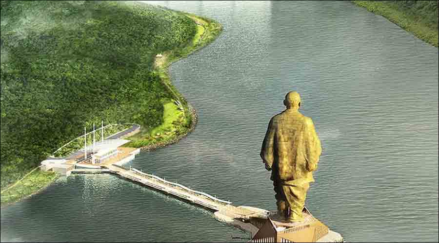 statue of unity from distance